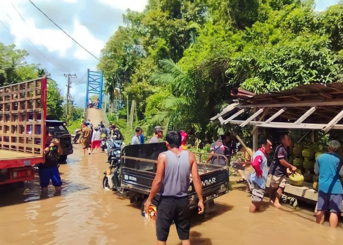Hiswana Migas OKU Raya Distribusikan LPG 3 Kg ke Daerah Terdampak Banjir