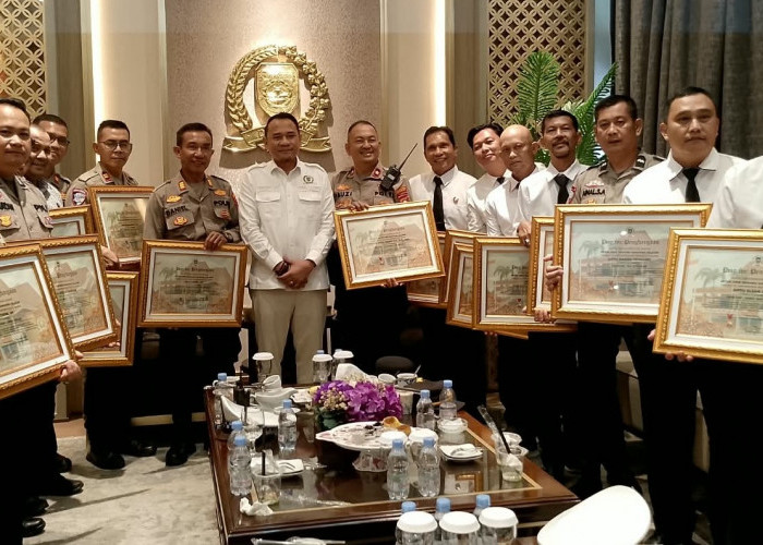 Apresiasi Dedikasi Jaga Kamtibmas, Ketua DPRD Sumsel Berikan Piagam Penghargaan Kapolsek IB I dan Jajaran