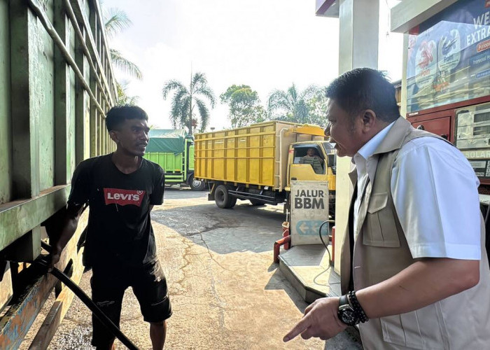Herman Deru Tinjau Antrean BBM di SPBU Kebun Bunga, Desak Pertamina Segera Atasi Kelangkaan Pasokan