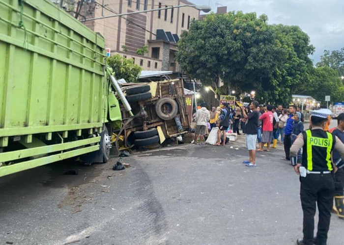 Diduga Sopir Mengantuk, Puso Tabrak Colt Diesel di Simpang Empat Tanjung Raman Prabumulih