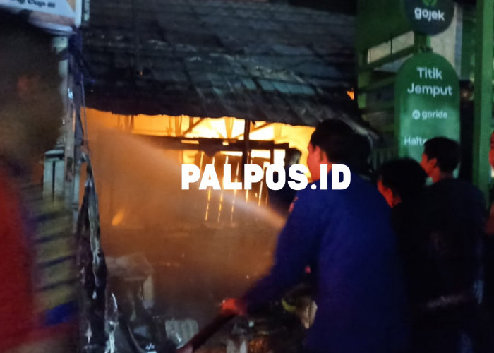 9 Unit Damkar Masih Berjibaku Padam Api di Pasar Cinde Palembang