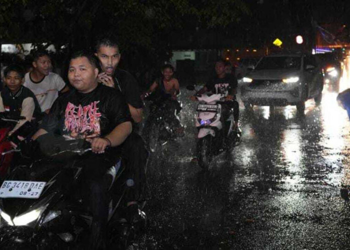 Semarak Pawai Takbir di Tengah Hujan 