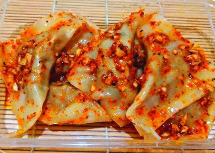 Pangsit Chili Oil, Tren Kuliner Pedas yang Menggoda Lidah di Tengah Kota