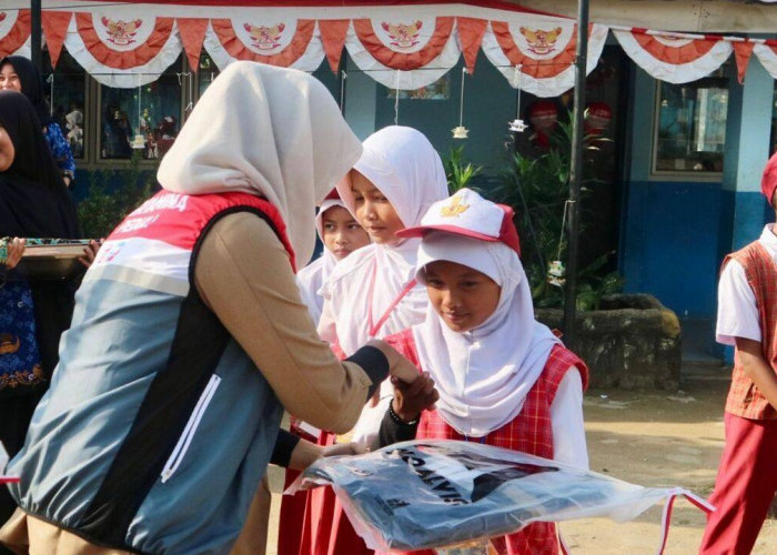 Merdekakan Akses Pendidikan, Pertamina Bagikan Peralatan Belajar Anak Sekolah di Palembang
