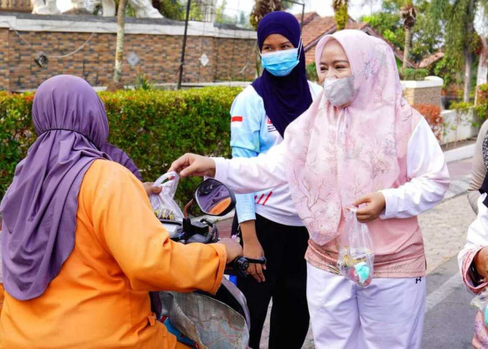 TP PKK dan DWP Prabumulih Bagikan Masker Gratis, Hj Linda Arlan Imbau Warga Waspadai Kabut Asap Karhutla