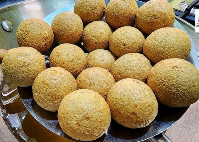 Tahu Bulat Kembali Viral, Pedagang Raup Untung di Tengah Tren Jajanan Jalanan