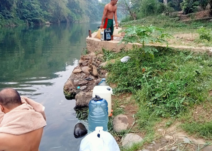 Kemarau Panjang, Warga Lubuklinggau Andalkan Sungai Kelingi untuk Mandi dan Mencuci
