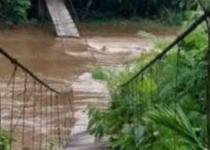 Curah Hujan Tinggi, Jembatan Gantung Ambruk