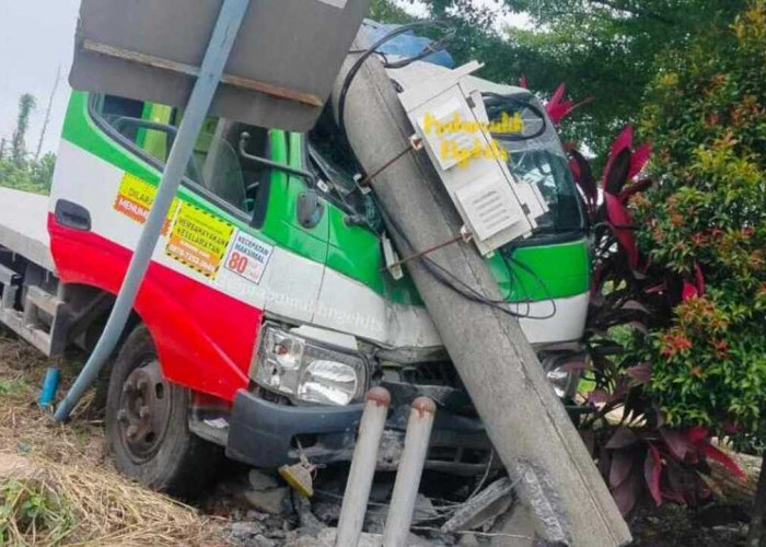 Diduga Sopir Mengantuk, Truk Trailer Alami Laka Tunggal Tabrak Tiang Listrik