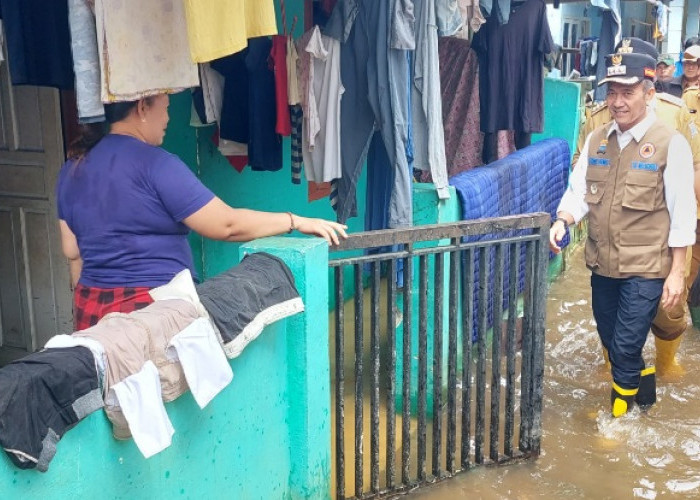 Pj Walikota Palembang Ratu Dewa Datangi Rumah Korban Banjir 3-4 Ulu Serahkan Bantuan 