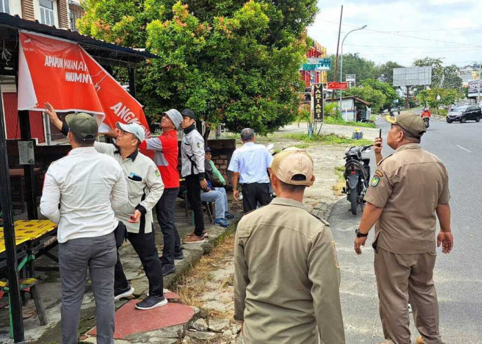 Semrawut, Bapenda dan Sat Pol PP Turun Tangan Tertibkan Baliho Tak Berizin di Jalan Jendsu
