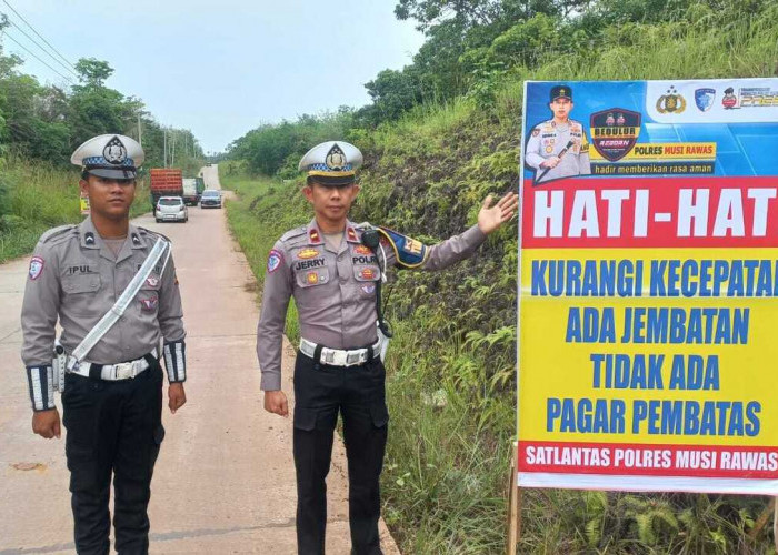Inisiatif Cegah Lakalantas: Polres Mura Pasang Plang  Peringatan di Lokasi  Minim Penerangan