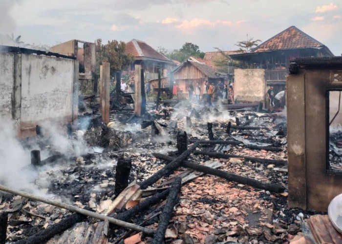 Kebakaran Hebat di Lais Muba, Enam Rumah Ludes Dilalap Api, Kerugian Ditaksir Capai Rp2 Miliar