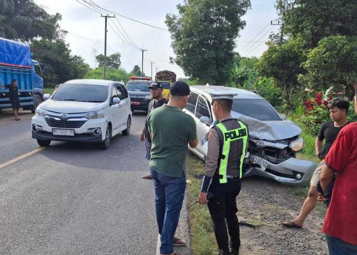 Diduga Sopir Mengantuk, Dua Mobil Avanza Adu Banteng di Jalinteng Indralaya–Prabumulih