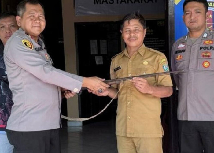 Warga Sinar Peninjauan Serahkan Senpira Laras Panjang ke Polisi