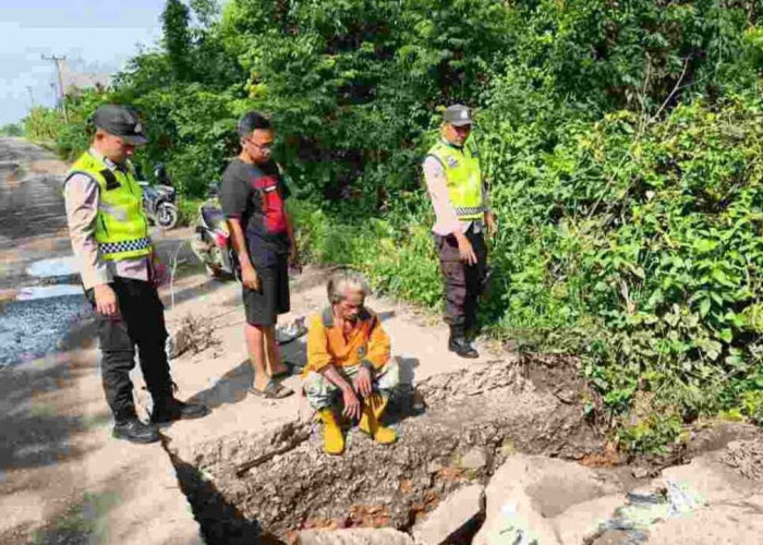 Polres OKU Pasang Rambu Peringatan Dini di Jalan Amblas