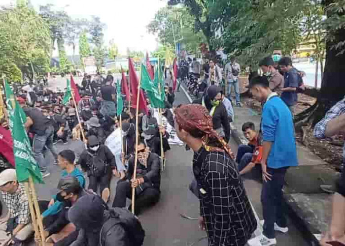 Massa OKP Bersatu Peduli Rakyat Geruduk Pemkab Lahat, Bupati Cik Ujang Terima Raport Merah...