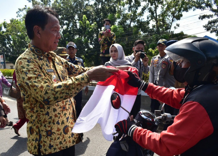 Pemkab OKI Bagikan 1.500 Bendera Merah Putih, Asmar : Ini Program Pemerintah Pusat