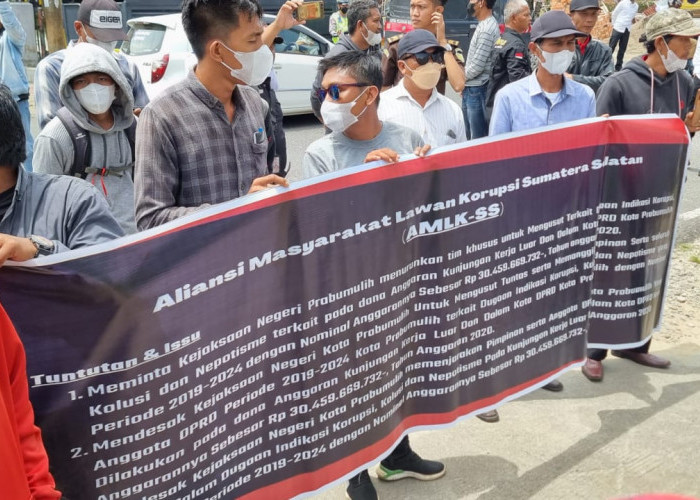AMLK-SS Gelar Aksi Demo di Kejari Prabumulih