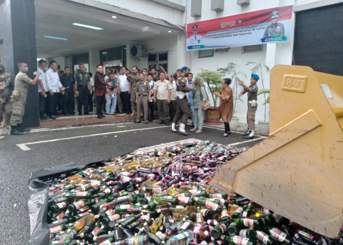 3.600 Botol Miras di Muara Enim Dimusnahkan