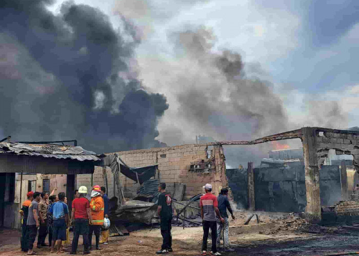 Sempat Terdengar Ledakan Gudang Penimbunan BBM Ilegal di Palembang Terbakar