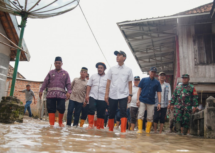 Baru Pulang Retret, Bupati dan Wabup OKI Tancap Gas Tinjau Warga Terdampak Banjir 