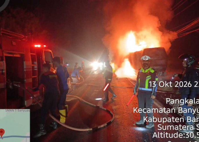 Respons Cepat Polres Banyuasin Tangani Kebakaran Truk Ekspedisi di Jalintim KM 37