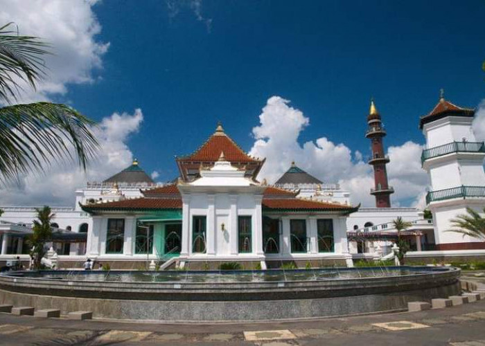Wisata Rohani di Jantung Kota: Mengungkap Misteri Masjid Agung Palembang Dengan Arsitektur Tiga Peradaban