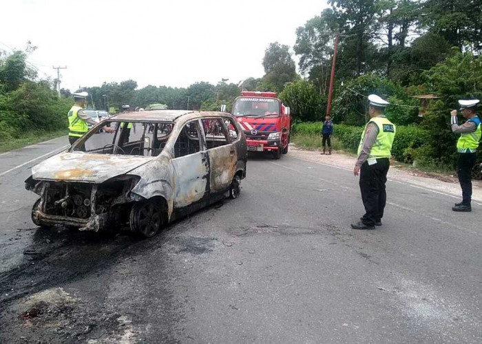 Diduga Bawa BBM Penyebab Mobil Minibus Hangus Terbakar Di Jalintim Palembang-Indralaya