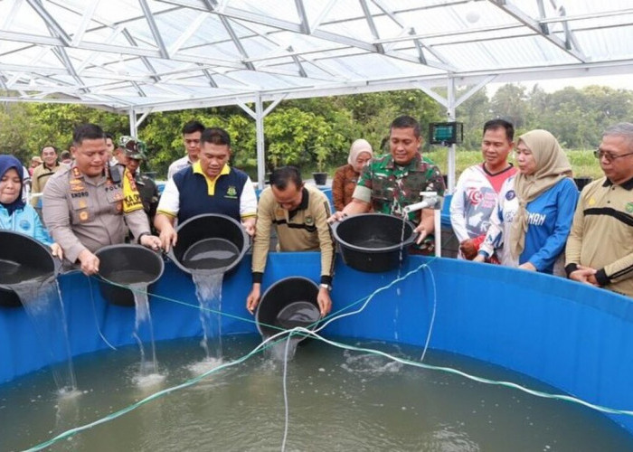 Dukung Program Ketahanan Pangan, Pj Wako Prabumulih dan Forkopimda Kompak Serahkan Bantuan Benih Cabai