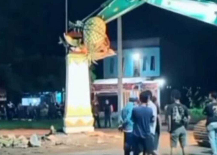 Viral! Pembongkaran Tugu Nanas Lama Ditolak Warga, Pemkot Robihkan Tugu Nanas Baru, Netizen Beri Beragam Komen