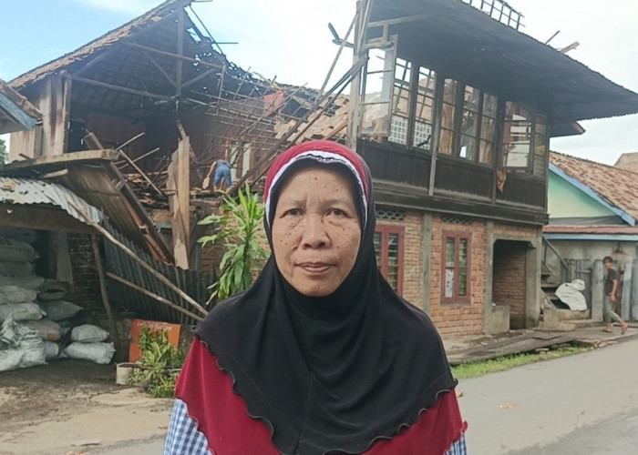 Detik-Detik Rumah Semi Permanen di Kelurahan Paku OKI Ambruk, Penghuni Mendengar Suara 
