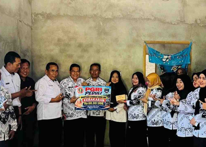 PGRI OKU Timur Salurkan Rp60 Juta untuk Guru Korban Kebakaran