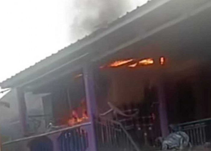 Satu Unit Rumah Semi Permanen di Muara Batun Dilahap Si Jago Merah