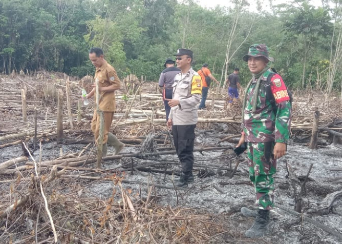 Polisi Padamkan Api Karhutla di Kecamatan Lengkiti OKU