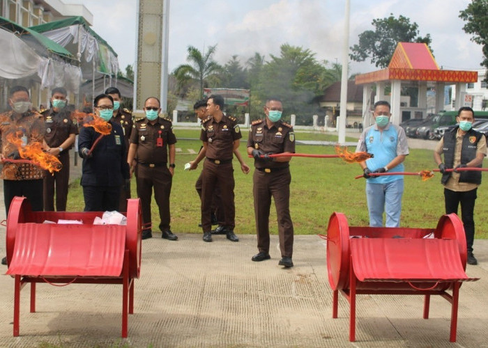 Kejari OKU Musnahkan Barang Bukti Narkoba, Senpi hingga Sajam