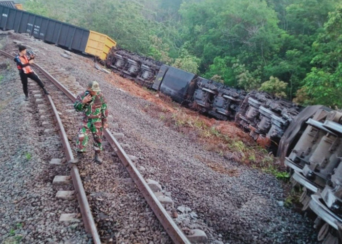 Kecelakaan Dua Kereta Api di Stasiun Talang Baru OKU, Lokomotif Terguling dan Awak Terluka