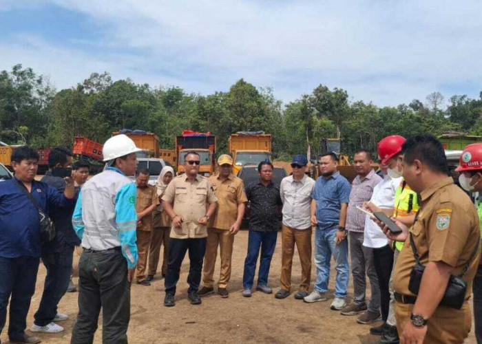 DLH OKU Uji Sampel Air Sungai Tercemar Limbah PT AOC