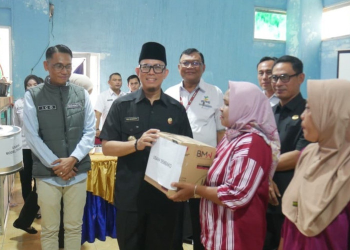 Puluhan Warga Miskin di OKU Terima Bantuan UEP