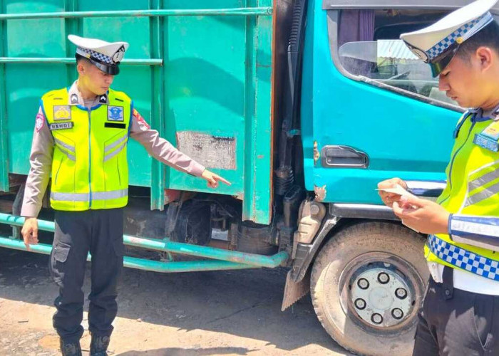 Tabrakan Motor dan Truk di Jalintas Palembang–Indralaya, Satu Pengendara Luka Berat