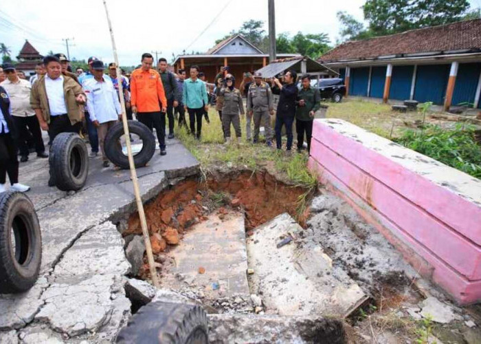 Tinjau Banjir Belitang III, Gubernur Herman Deru Instruksikan Percepatan Perbaikan Infrastruktur