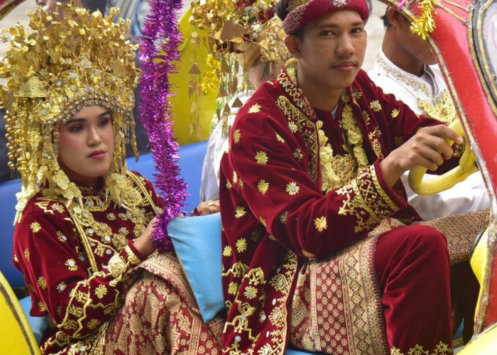 44 Pasangan Pengantin Nikah Massal Diarak Mobil Hias