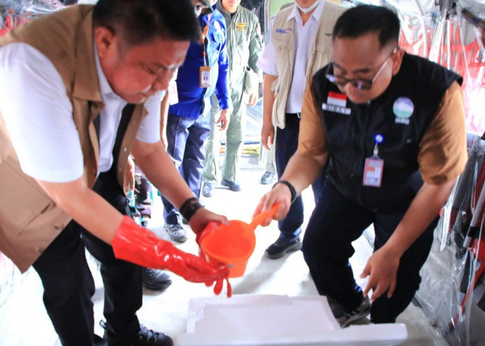 Kabut Asap Kembali Pekat, Herman Deru Pastikan Operasi Penyemaian Dry Ice Berlanjut