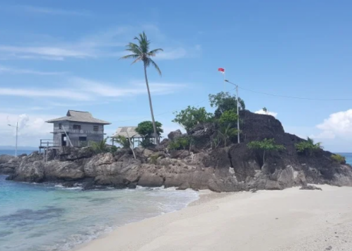 Mau Nikmati Halusnya Pasir Putih dan Jernih Air Laut yang Dasarnya Terlihat ? Pulau Senua di Natuna Solusinya