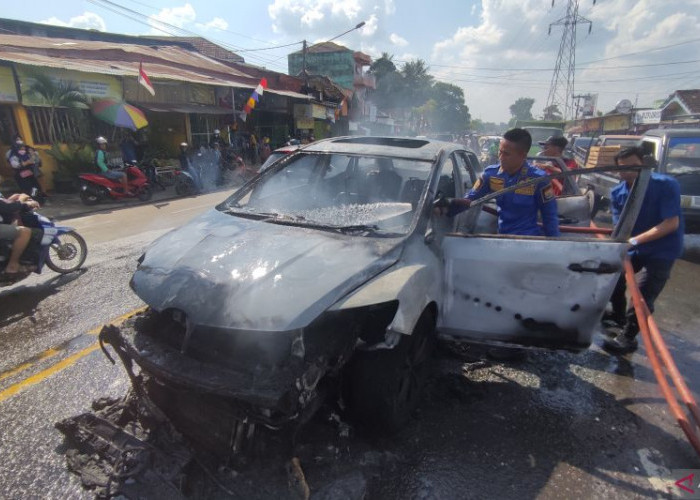 Mobil Sport Mewah Terbakar di Jalan Demang Lebar Daun Palembang
