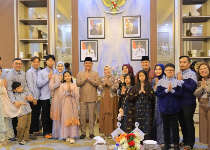 Antusiasme Warga Warnai Open House Wagub Cik Ujang, Silaturahmi Lebaran Penuh Keakraban.