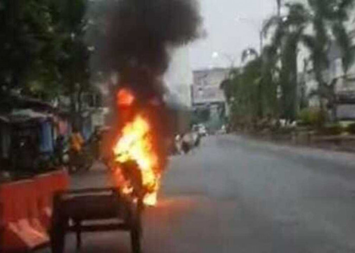 Heboh, Motor Honda Supra Terbakar di Depan Pos Satlantas PTM Prabumulih