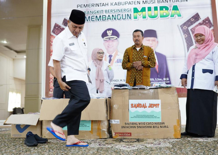Asli Buatan Tangan Petani Karet, 500 Pasang Sendal Jepit Premium Siap Dibagikan ke Masjid di Wilayah Muba