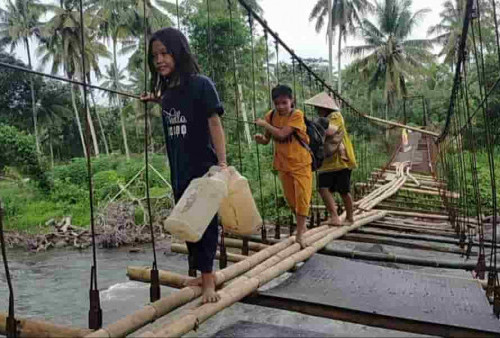Jembatan gantung di Desa Tanjung Raman Kabupaten Empat Lawang yang kondisinya memprihatinkan, Rabu (06/07).