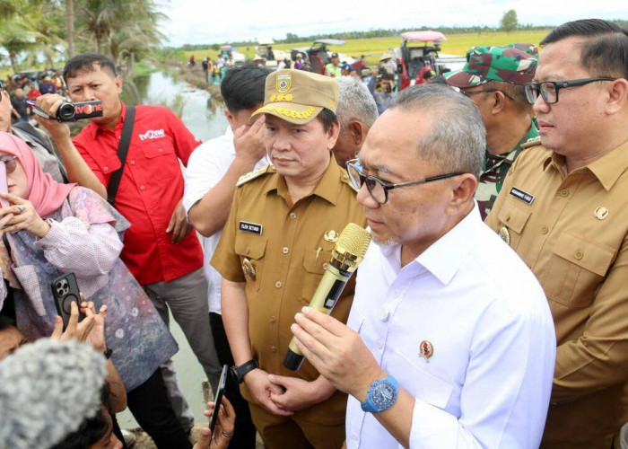 Pj Gubernur Elen Setiadi Dampingi Menko Pangan Zulkifli Hasan Panen Raya di Banyuasin